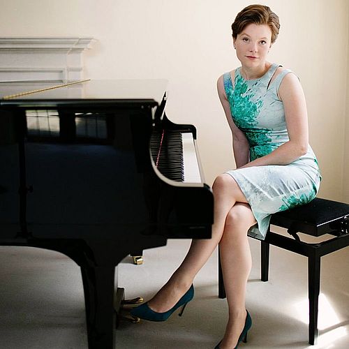 shows clare hammond about to preparing to start her piano concert